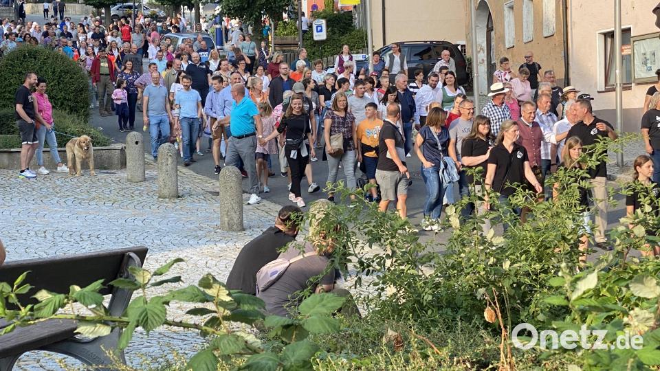 Festbesucher marschieren zum Reiterlager. Bild: Josef Glas