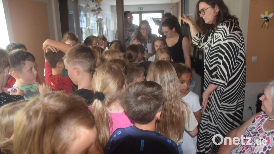 So Kinder, nun dürft ihr wieder zurück ins Klassenzimmer. Rektorin Katja Meidenbauer bedankt sich für deren gesanglichen Abschied. Bild: fz