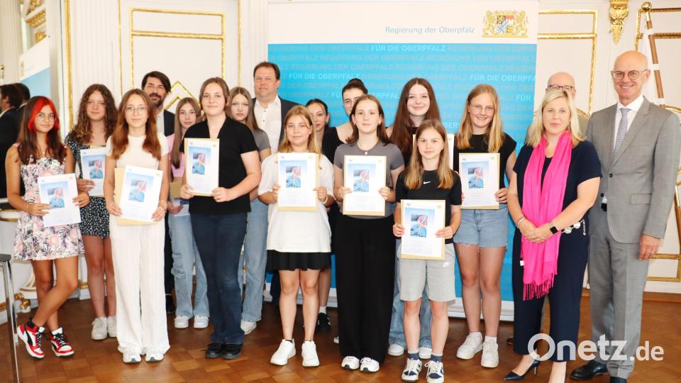 Regierungspräsident Walter Jonas (rechts) mit den ausgezeichneten Schülerinnen der Staatlichen Naabtal-Realschule in Nabburg. Bild: Regierung der Oberpfalz/Stühlinger-Weinhändler
