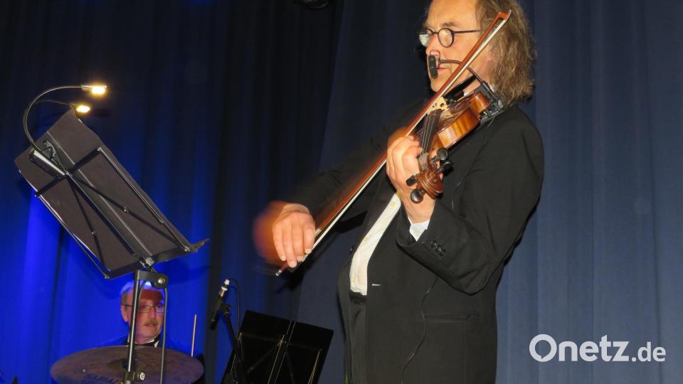 Oliver Hien (Bratsche, Violine) begeistert ebenfalls das Publikum. Bild: adj