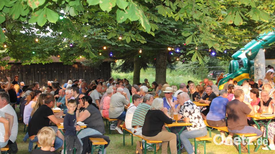 Wer Glück hatte, fand beim Fischerfest ein Plätzchen unter den lauschigen Bäumen. Bild: kro