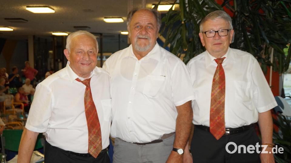 Die Freundschaft zwischen dem Gesang- und Orchesterverein unter der Leitung von Andreas Wirnshofer (links) und dem Männerchor Sosa/Sachsen mit Leiter Jochen Arend (Mitte) besteht seit zwanzig Jahren, zur Freude von Ehrenvorstand Hubert Reimer (rechts), dem Leiter des Kirchenchors St. Wenzeslaus Bild: wel