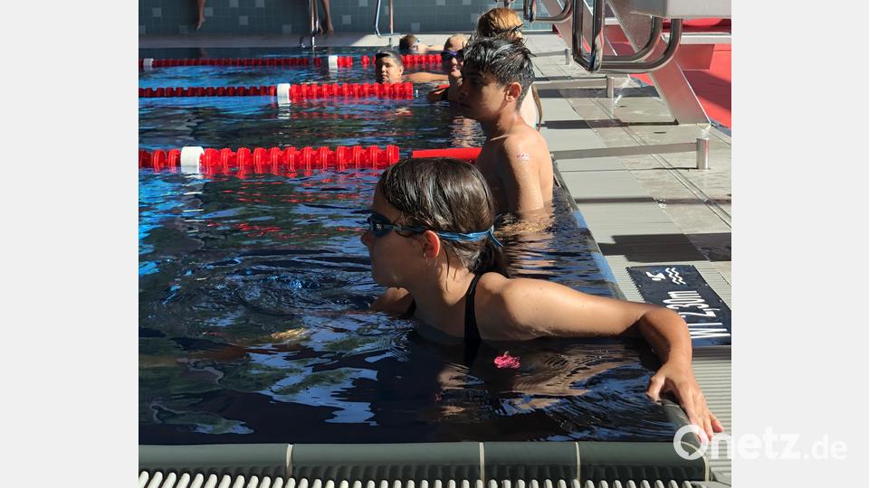 Auch beim Schwimmen zeigen die Schülerinnen und Schüler ihr Können. Bild: Kerstin Zeus/exb
