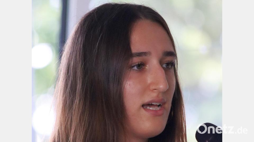 „Nun seid ihr bereit, die Flügel auszubreiten und loszufliegen in eine neue berufliche Zukunft. Möge euer Abflug mit Hoffnung, Zuversicht und viel Freude gefüllt sein.“ (Leilah Dotto, Schulsprecherin) Bild: mfh