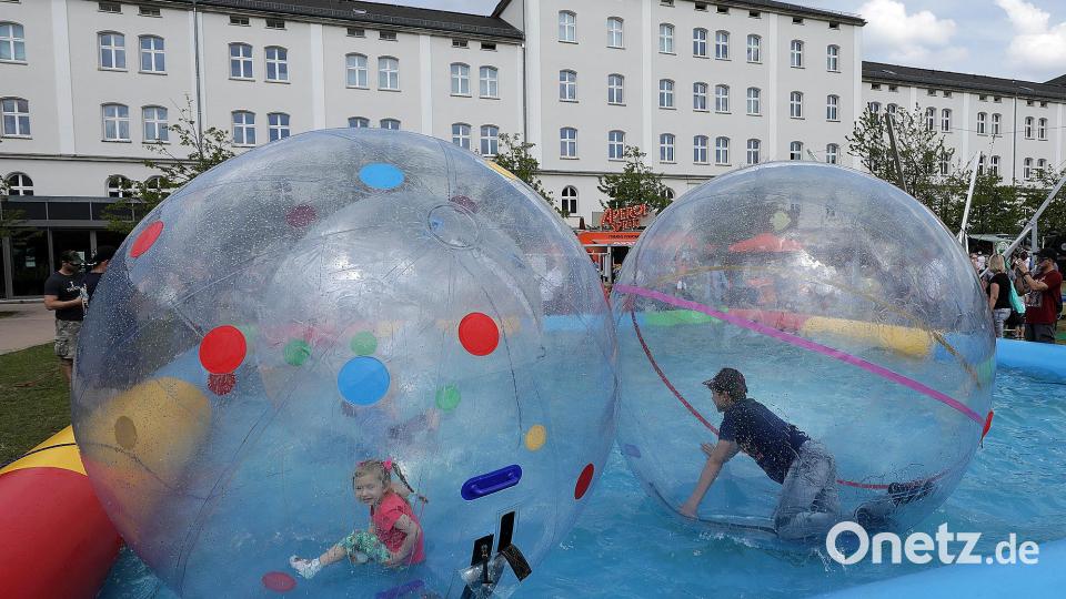 Ein aufblasbarer Pool und Aqua-Zorbing (Bild) machten das Festival zu einem Familienfest, zu dem auch ein Kasperltheater gehörte. Bild: Wolfgang Steinbacher