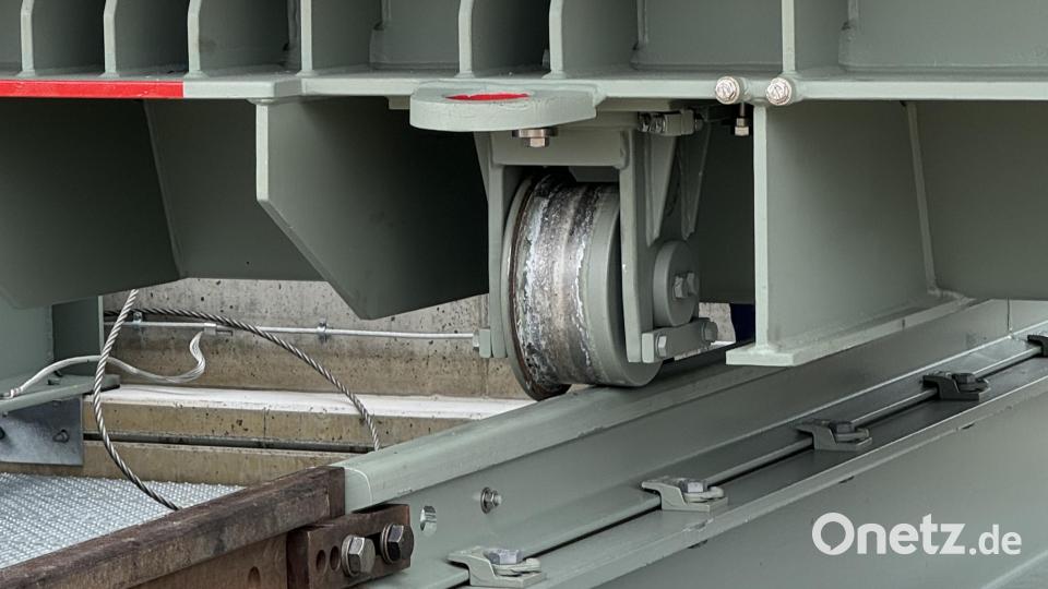 Ein ausgeklügeltes Schienensystem brachte den Trafo zentimetergenau auf seinen Platz. Bild: mgo