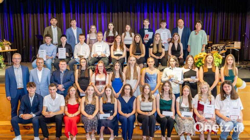 Sie gehören zu den besten Abschlussschülern der Lobkowitz-Realschule Neustadt. Bild: Tobias Neubert/exb