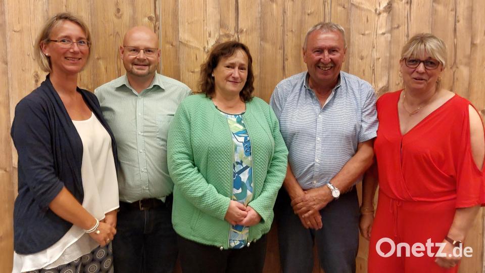 Die SPD plant für die Bundestagswahl: (von links) Vorstandsmitglied Heike Graf, der an der Direktkandidatur im Wahlkreis interessierte Holger Joschko, Bundestagsabgeordnete Marianne Schieder, Stadtrats-Fraktionssprecher Joachim Bender und Ortsvereinsvorsitzende Bettina Moser. Bild: mfh