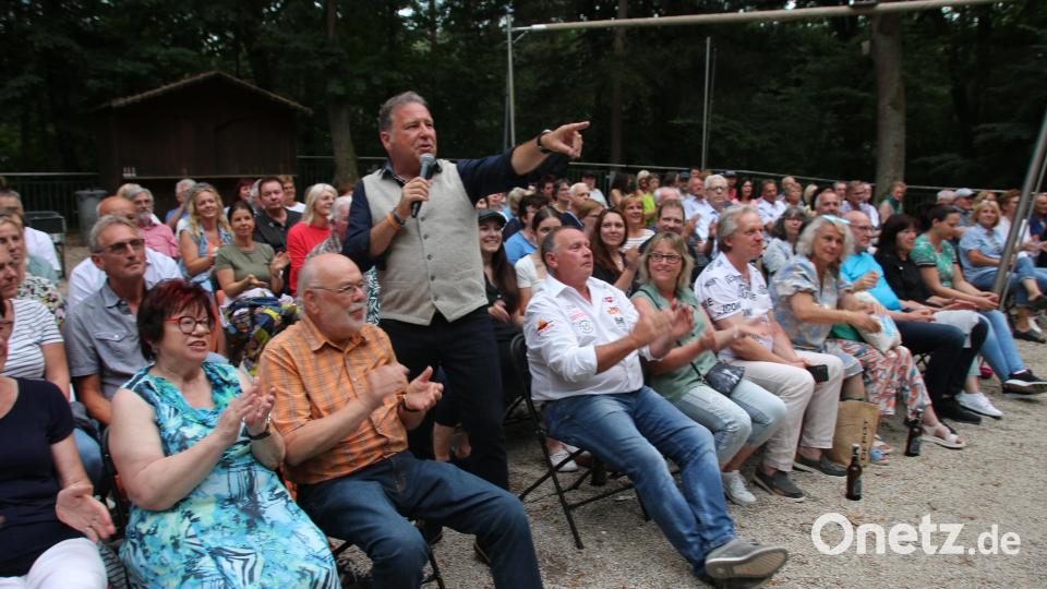 Reiner Koslowski interpretiert Elvis-Lieder seit 1987. Gerne sucht er den Kontakt zum Publikum. Bild: sne