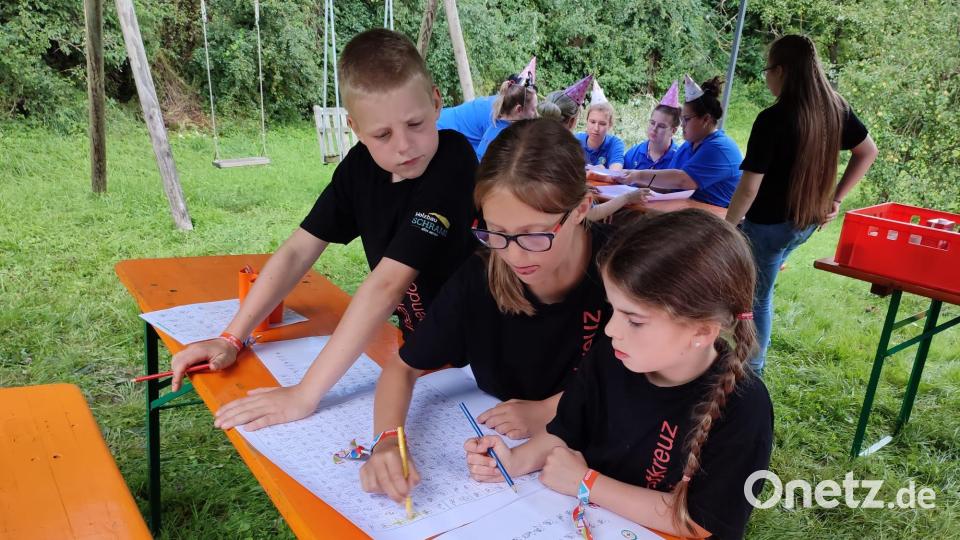 Emil, Hannah und Serina (von links) knobeln über einer Aufgabe im Bereich „Schlaubayer“ Bild: Monika Stahl/exb