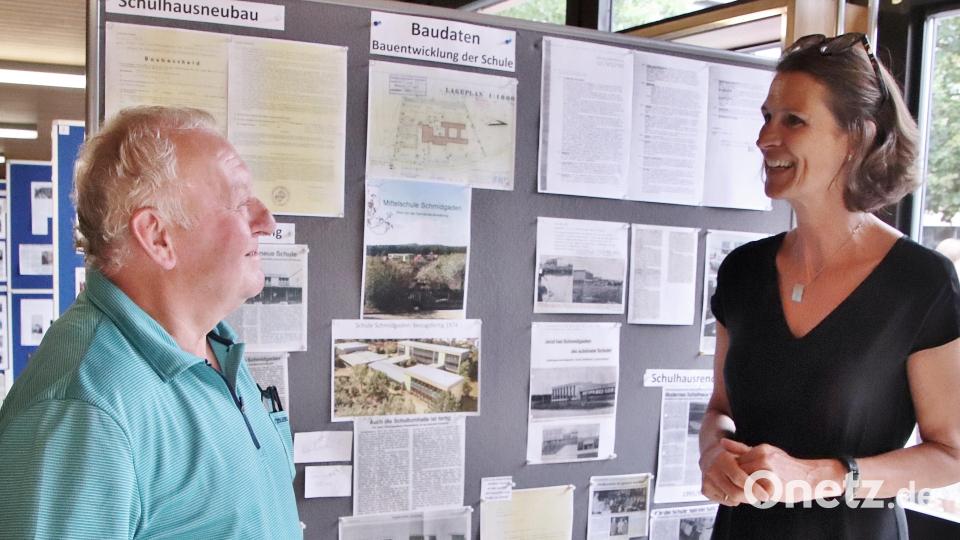 Gemeindearchivar Josef Mutzbauer, hier im Gespräch mit Schulamtsdirektorin Susanne Muffert, hat eine Ausstellung zum Schmidgadener Schuljubiläum erstellt (im Hintergrund). Bild: Thomas Dobler