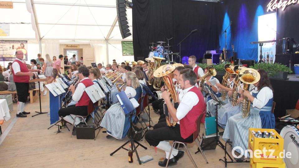 Das Große Vereinsorchester des Musikvereins Waidhaus spielt im Festzelt auf. Bild: pi