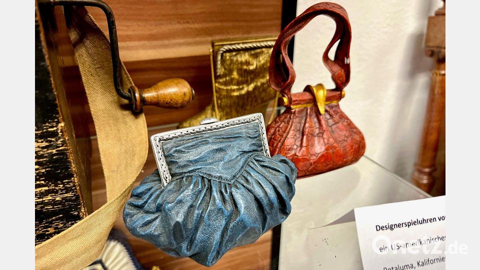 ES gibt nichts was es nicht gibt-Spieluhren in Taschenform Bild: Gabi Schönberger