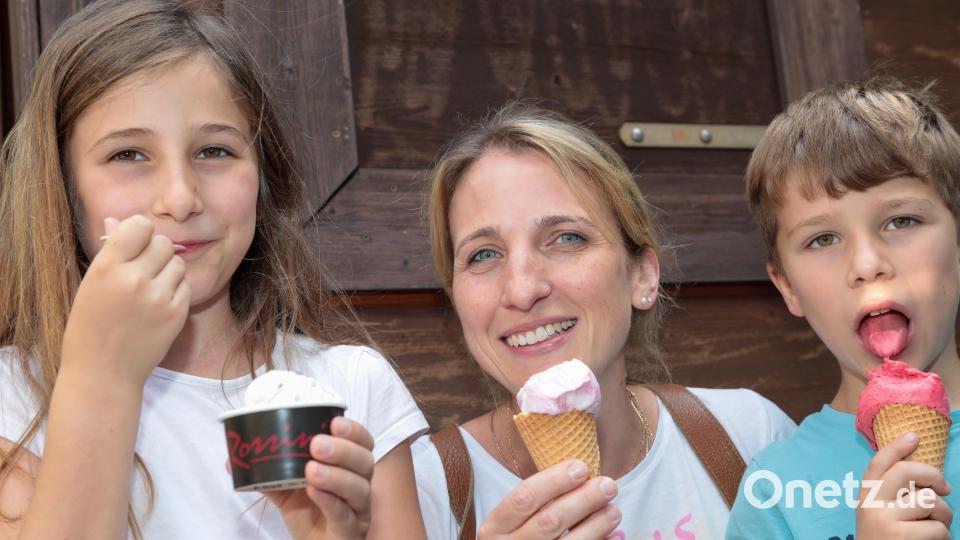 Linda (9) und Alexander (7) probierten bei der Eistournee von Oberpfalz-Medien neue Sorten. Bild: Wolfgang Steinbacher