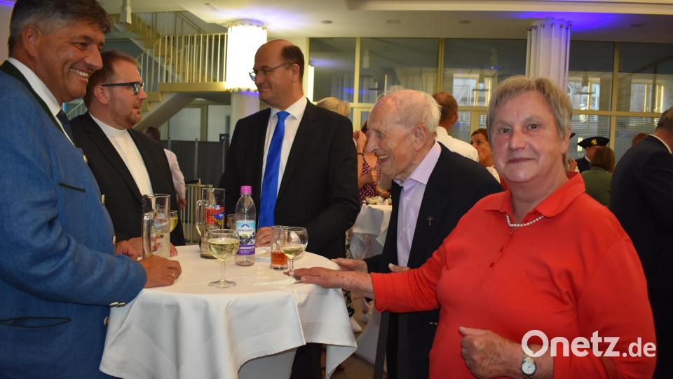Gespräch mit dem Heimatminister: Bürgermeister Edgar Knobloch (von links), Pfarrer Daniel Fenk, Pfarrer Hans Bayer und Irmgard Wolf. Bild: rgr