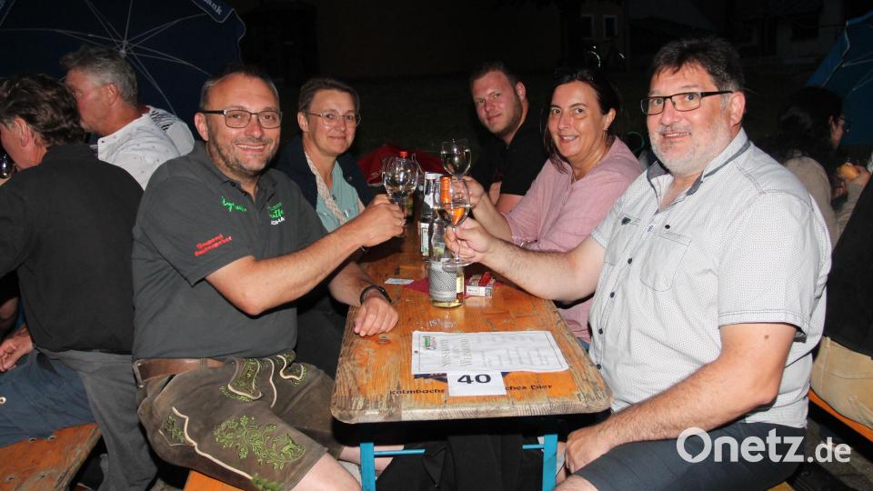 Bürgermeister Markus Bauriedl (links) genießt wie alle Besucher das Weinfest. Bild: pi