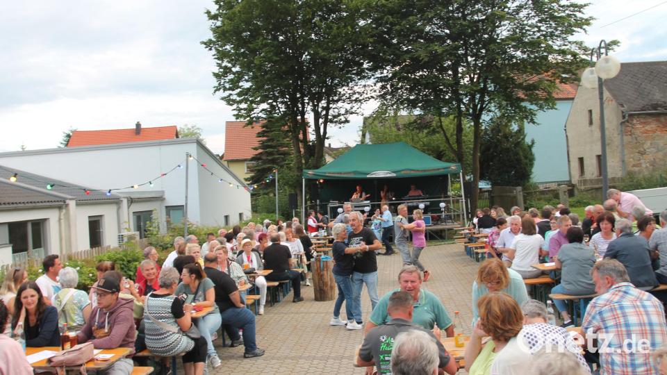 Zu den Klängen der "Tropics" darf beim Weinfest auch das Tanzbein geschwungen werden. Bild: pi
