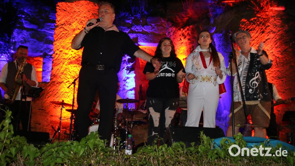 Wastl Grandlhuber (gespielt von Klaus Sauerbeck), Emma-Sue Küsters mit ihrer Freundin und Reiner Kowalski (von rechts) stimmten das große Finale an. Bild: sne