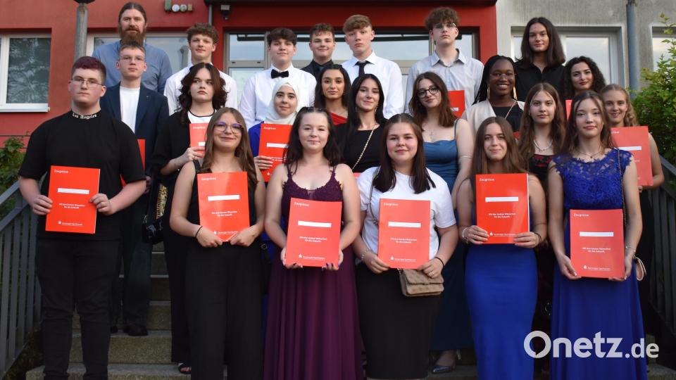 Die Schüler der 10. Klasse der Mittelschule Altenstadt haben erfolgreich ihre Mittlere Reife bestanden. Bild: Sebastian Bäumler/exb