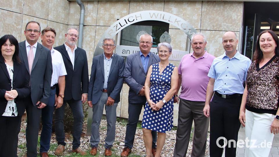 Zur 50-Jahr-Feier des Schulverbands in Schmidgaden kommen (von links) die stellvertretende Landrätin Birgit Höcherl, Rektor Klaus Ruetz, stellvertretender Bürgermeister Andreas Altmann, die früheren Rektoren Helmut Bressler und Hans Kummeth, Bürgermeister Josef Deichl, die Fensterbacher stellvertretende Bürgermeisterin Marlene Groitl, von der Gemeindeverwaltung Schmidgaden Hans Werner und Martin Janz, sowie die Schulverbund-Koordinatorin Silke Schmid. Bild: Thomas Dobler