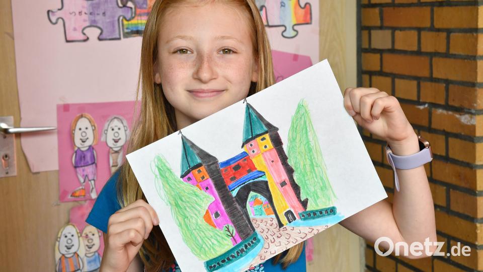 Stolz präsentiert Lilly Graf (Barbaraschule) ihre Wettbewerbsarbeit. Bild: Petra Hartl