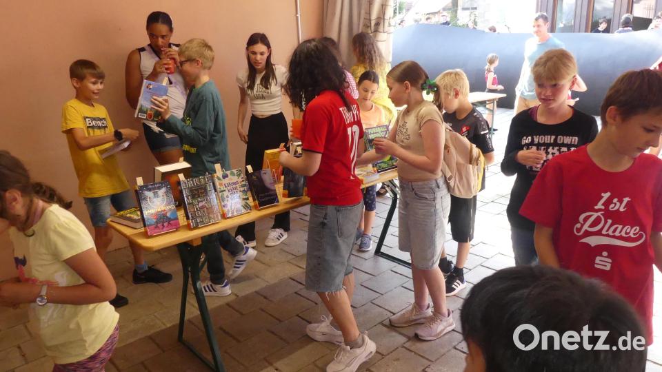Nach der Startfreigabe begann der Sturm auf neueste Kinderliteratur Bild: rn