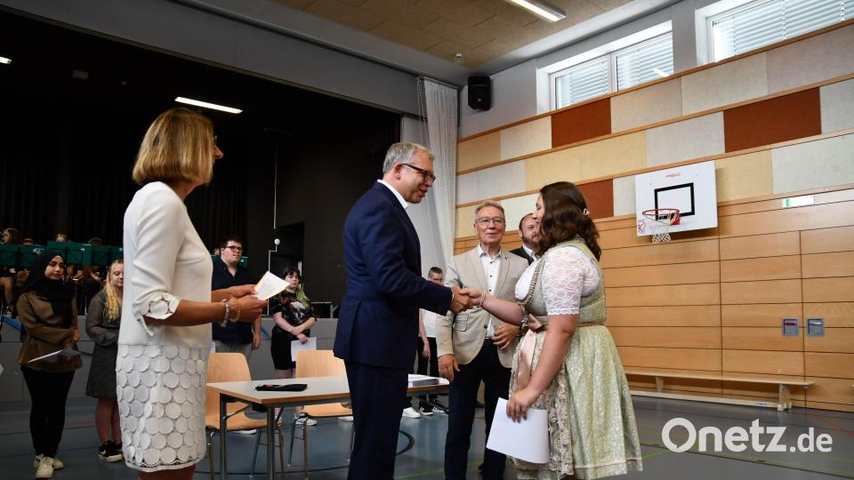 Die Absolventen erhalten Urkunden und eine Silbermünze als Anerkennung ihrer Leistungen. Bild: Dagmar Nachtigall/exb