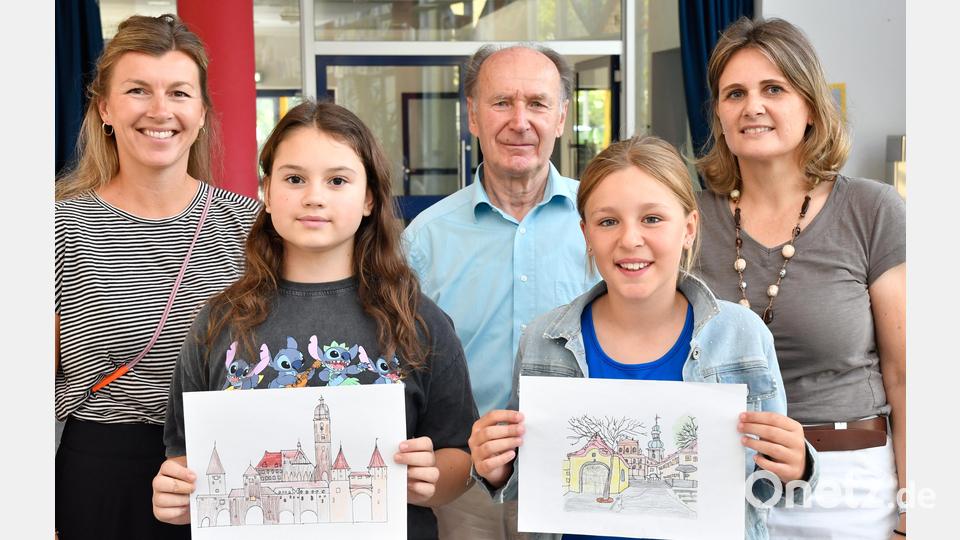 Klassen-Siegerehrung an der Max-Josef-Schule (von links): Klassenlehrerin Andrea Kemptner, die erstplatzierte Anna Panasiuk (Klasse 4c), Klaus Schmien vom Briefmarkensammlerverein, die drittplatzierte Elisa Schanderl (Klasse 4a) und Rektorin Silke Kick. Bild: Petra Hartl