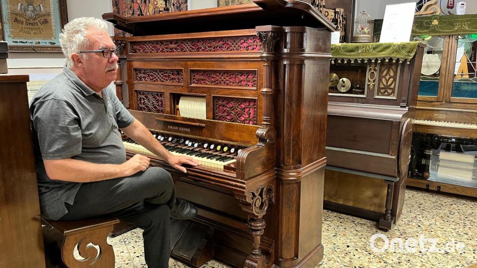 Herr Heindl an einem seiner wertvollen Aeolian Grand Klaviere. Bild: Gabi Schönberger