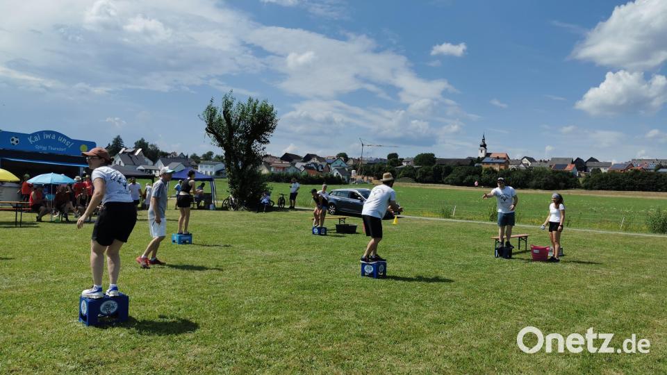Handball mit Wasserbomben. Bild: hzi