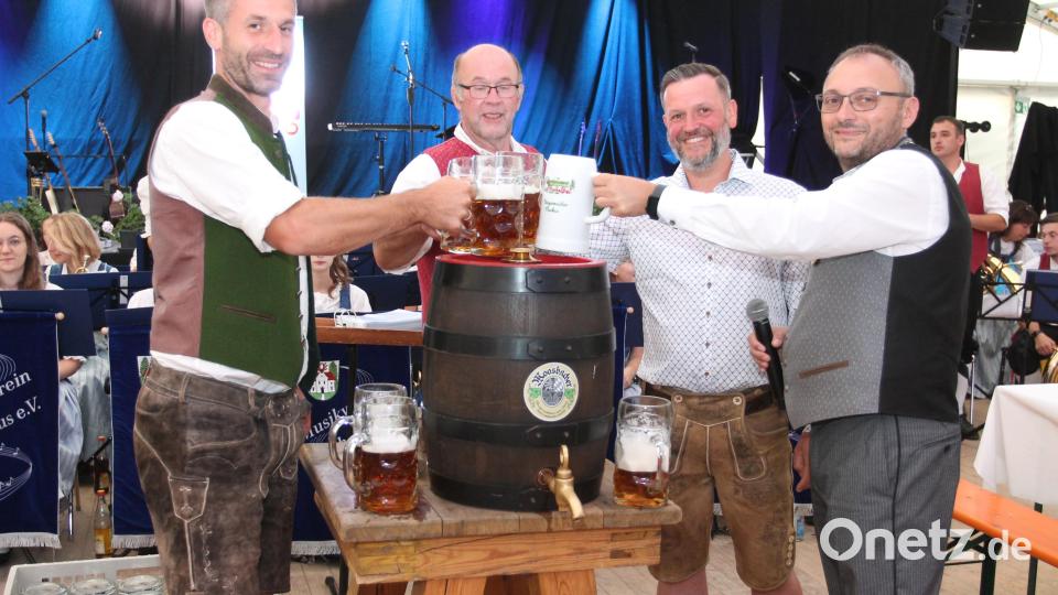 "Auf das Heimatfest" stoßen Braumeister Ulrich Scheuerer, Dirigent Hermann Mack, Festleiter Tobias Kirner und Bürgermeister Markus Bauriedl (von links) an. Bild: pi