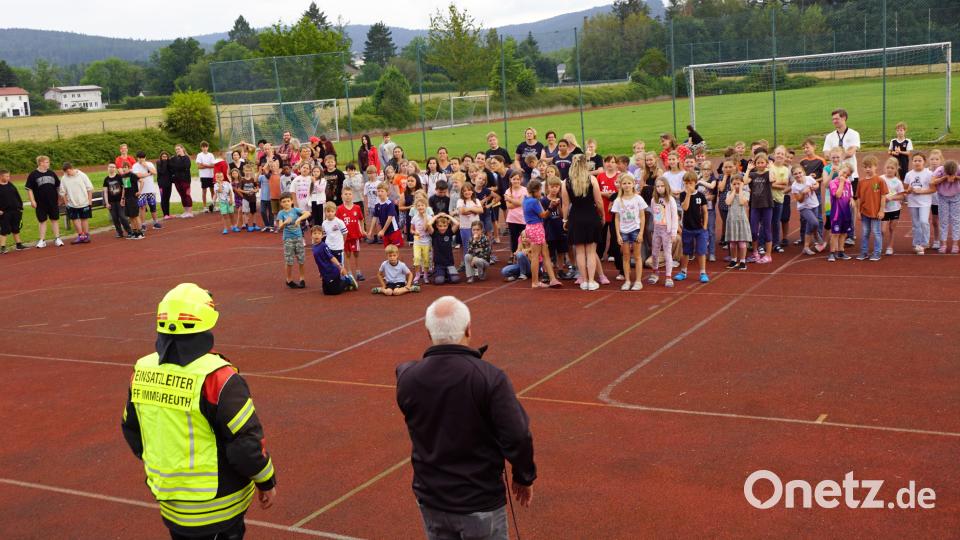 Kreisbrandinspektor Otto Braunreuther und Kommandant Uwe Engelbrecht (vorne, von rechts) gaben noch viele Informationen an die Schüler weiter. Bild: bkr