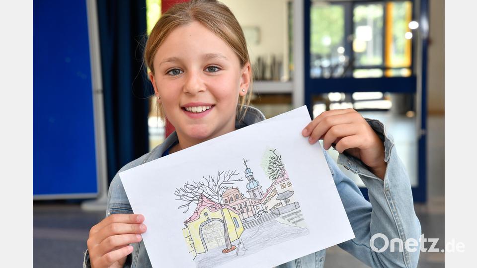 Elisa Schanderl (Klasse 4a) freute sich über den dritten Platz bei der Siegerehrung an der Max-Josef-Schule. Bild: Petra Hartl