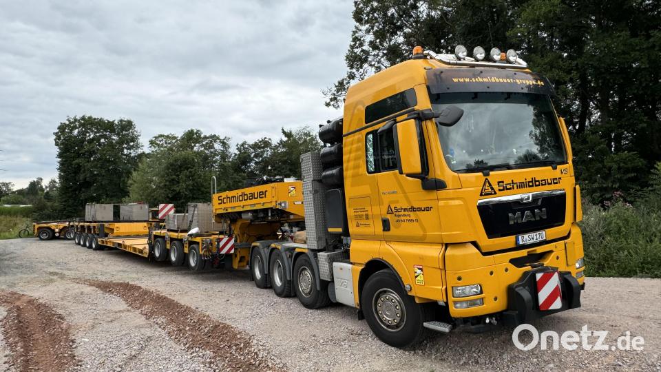Eine 640 PS starke Vierachs-Zugmaschine mit einem Achtachs-Tieflader transportierte den Trafo nach Weiden. Bild: mgo