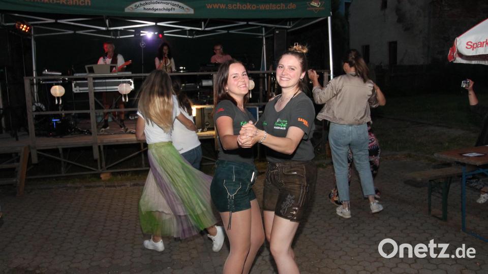 Zu den Klängen der "Tropics" darf kein Weinfest auch das Tanzbein geschwungen werden. Bild: pi