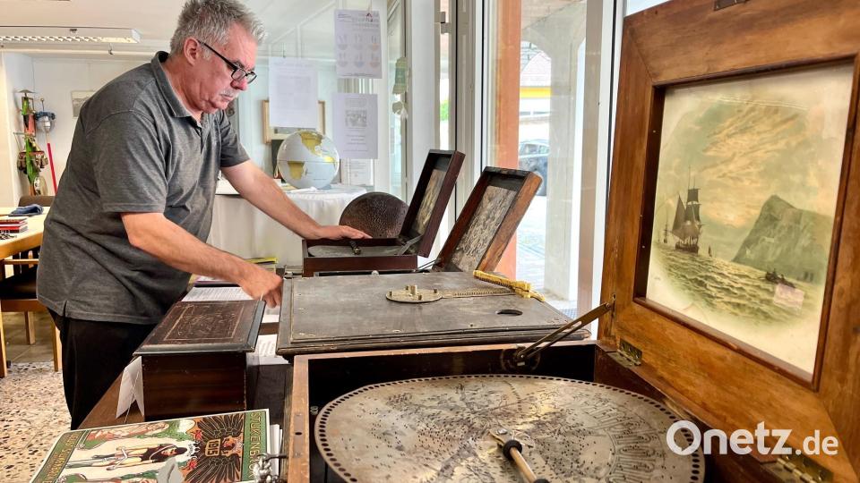 Herr Heindl führt einige Exemplare seiner Polyphonsammlung vor. Alle müssen mit einer Handkurbel bespielt werden. Bild: Gabi Schönberger