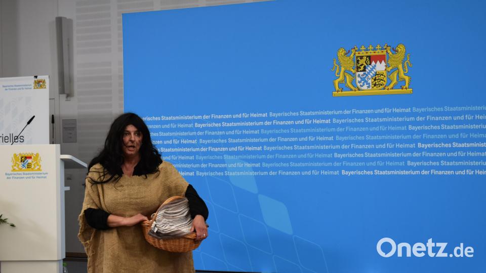 Regina Bräutigam von der Theatergruppe Grafenwöhr mimte eine an Pest erkrankte Frau, die mit ihren Gebeten an den heiligen Sebastian geheilt wurde. Bild: rgr