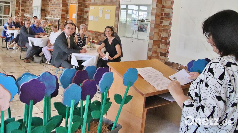 Die kleine Jubiläumsfeier &quot;50 Jahre Mittelschule Schmidgaden&quot; findet in der Schulaula statt. Hier spricht die stellvertretende Landrätin Birgit Höcherl ein Grußwort. Bild: Thomas Dobler