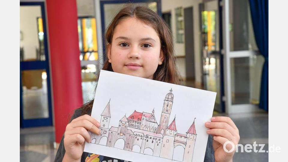 Anna Panasiuk (Klasse 4c der Max-Josef-Schule) mit ihrem Siegerbild. Bild: Petra Hartl