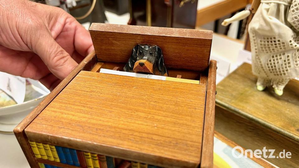 Musikautomat mit geschnitztem Hund als Zigarettenspender aus den 60ern Bild: Gabi Schönberger