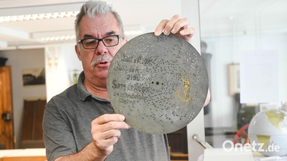 Hier sind die Einkerbungen der Metallplatten zu erkennen, in welche die Zungen des Abspielmechanismus greifen. Bild: Gabi Schönberger