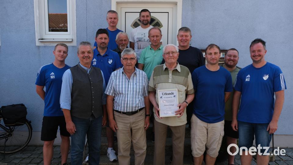 Beim Sommerfest des SV Altenstadt/Vohenstrauß gibt es Urkunden für verdiente Mitglieder. Bild: Renate Hilburger/exb