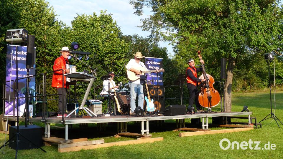Die &quot;Jukebox Heroes&quot; sorgen für gute Unterhaltung im Pfarrgarten. Bild: hme