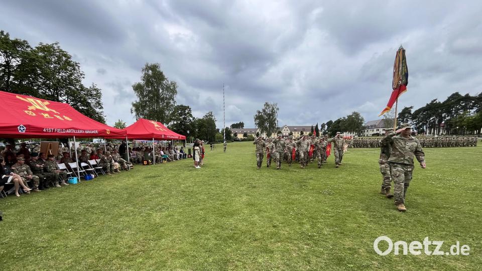 Ein Vorbeimarsch am scheidenden und neuen Kommandeur und den Gästen beendete der Kommandowechsel bei der 41st FAB. Bild: mor