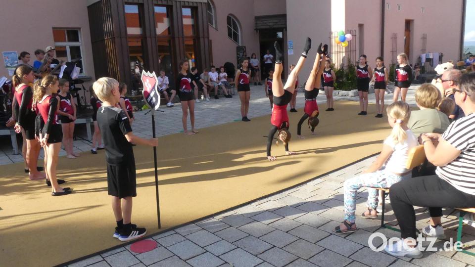 Die jungen Turnerinnen des SCE begeisterten mit Bodenübungen. Bild: rn