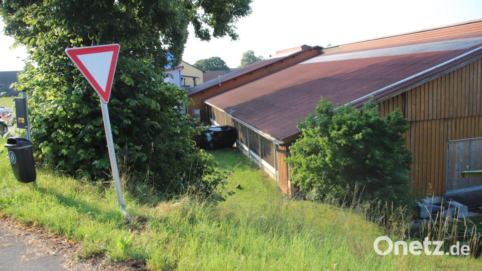 Der BMW des 18-Jährigen überschlug sich mehrmals und kam schließlich auf der Fahrerseite neben einer Scheune zum Liegen. Bild: jma