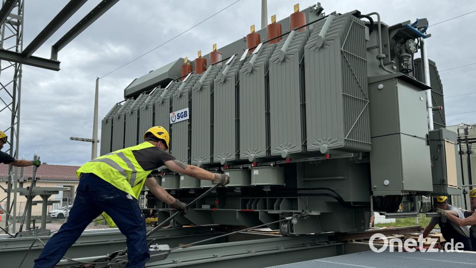 Der neue Trafo wiegt 56 Tonnen und kostet eine Million Euro. Zwei Bauarbeiter ziehen den Koloss mit zwei Seilwinden vom Tieflader auf das Fundament. Bild: mgo