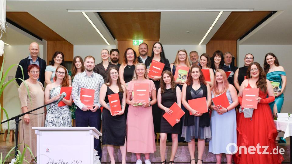 Die Besten der FakS 3a sind Sarah Bauer (2. Reihe, Dritte von links) mit einem Schnitt von 1,12, Manuela Thoma (vorne, Dritte von rechts) mit 1,33 und Stefanie Balkan (2. Reihe, Zweite von links) mit einem Schnitt von 1,34. Bild: Max Korndoerfer/exb