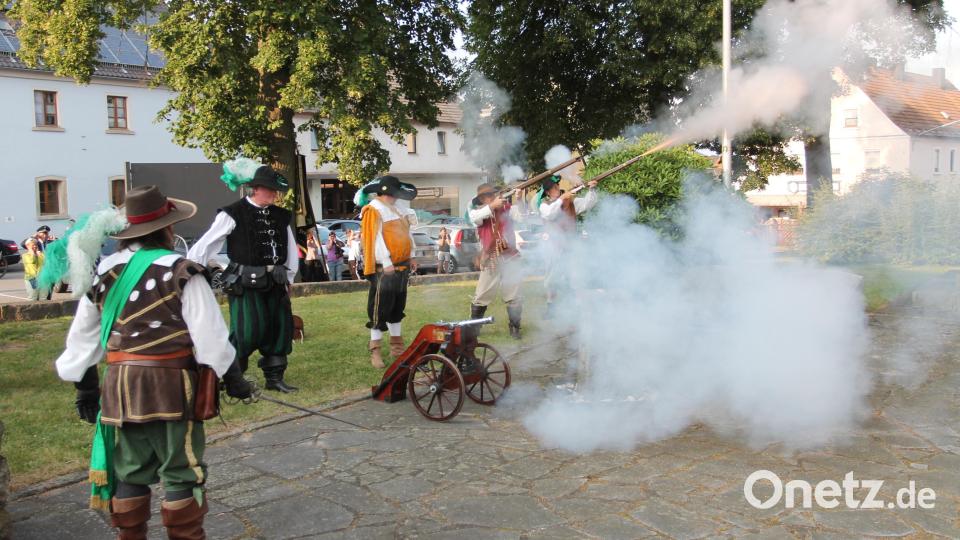 Böllerschützen des "Weydhauser Fähnleins" feuern ab. Bild: pi