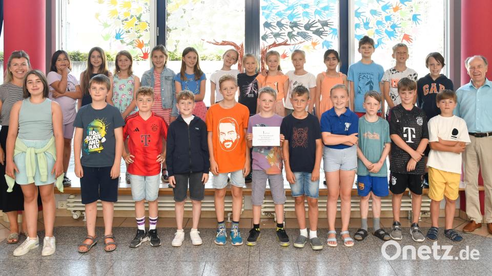 Der Klassensieger der Max-Josef-Schule: die Klasse 3c mit Klassenlehrerin Andrea Kemptner (links) und Klaus Schmien vom Briefmarkensammlerverein (rechts). Bild: Petra Hartl